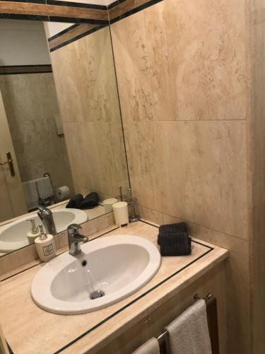 un bagno con due lavandini e un grande specchio di Aurora 31 - Suite & Breakfast a Roma