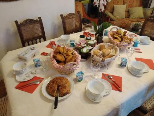 een tafel met manden met eten erop bij La Longère des Gillettes in Bézenet