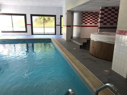 A piscina em ou perto de Brides-les-Bains family ski and spa appartment