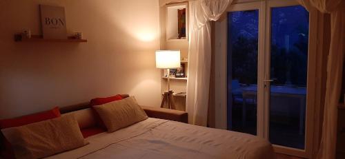 une chambre avec un lit et une grande fenêtre dans l'établissement Le Ventoux, à Mollans-sur-Ouvèze