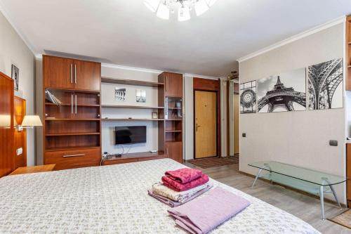 モスクワにあるBusiness Brusnika Apartments Arbatskayaのベッドルーム1室(ピンクのタオルが付いたベッド1台付)
