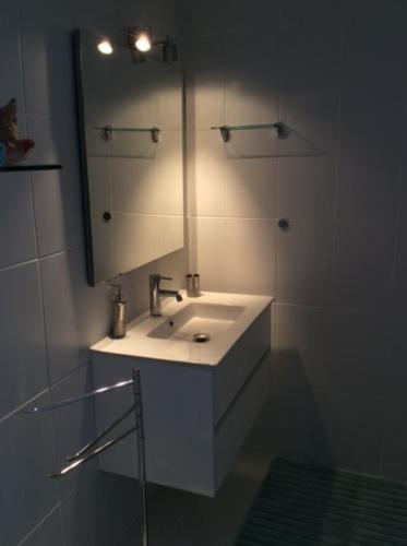 a bathroom with a sink and a mirror at Urlaub im kleinen Bergparadies in Las Casillas