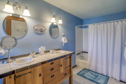 Bilik mandi di Pacific City Beach House - Meredith Lodging