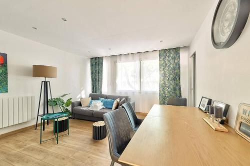 un salon avec une table et un canapé dans l'établissement Cosy 2 Bedroom Flat 10min to the Vieux Port, à Marseille