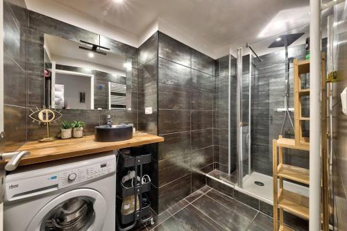 La salle de bains est pourvue d'un lave-linge et d'une douche. dans l'établissement Cosy 2 Bedroom Flat 10min to the Vieux Port, à Marseille