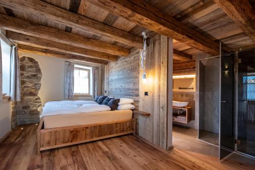 a bedroom with a bed and a glass shower at Grizzly Haus in Varena