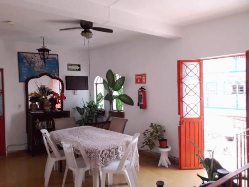 d'une salle à manger avec une table et un ventilateur de plafond. dans l'établissement Hotel Ana Liz, à Puerto Vallarta