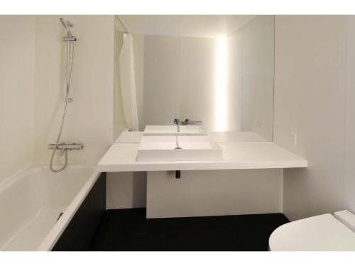 biała łazienka z umywalką i wanną w obiekcie THE GARDEN - Vacation STAY 69186v w mieście Azagawa