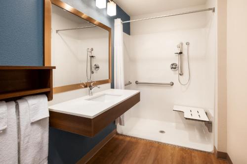 Ένα μπάνιο στο WoodSpring Suites Frederick I-70