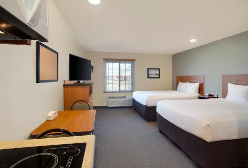 Ένα ή περισσότερα κρεβάτια σε δωμάτιο στο WoodSpring Suites Fredericksburg
