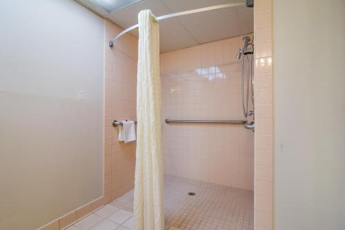 e bagno con doccia e tenda. di Americas Best Value Inn Wadesboro a Wadesboro