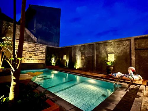 Tomohon Private Pool Villa Batuの敷地内または近くにあるプール
