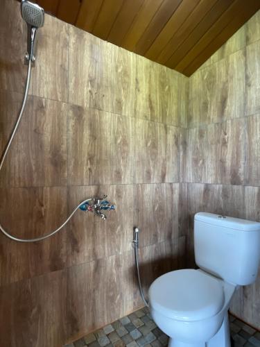 uma casa de banho com um WC e um chuveiro em Tomohon Private Pool Villa Batu em Malang