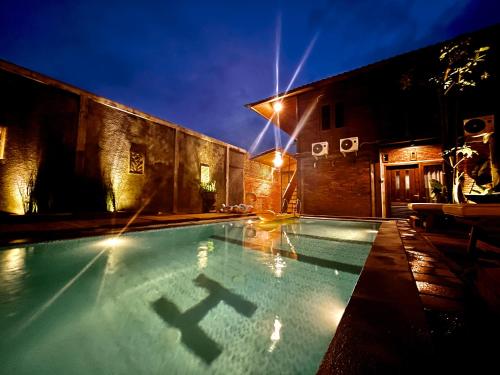 Tomohon Private Pool Villa Batuの敷地内または近くにあるプール