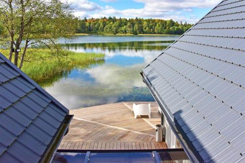 an overhead view of a wooden dock on a lake at Namelis ant vandens "Giliaus namelis" in Tytuvėnai