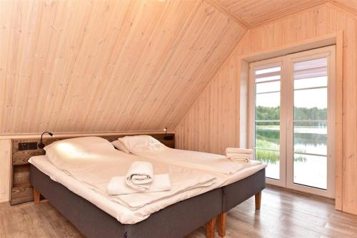 Ένα ή περισσότερα κρεβάτια σε δωμάτιο στο Namelis ant vandens "Giliaus namelis"