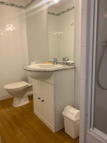 uma casa de banho branca com um lavatório e um WC em Appartement 2 chambres en duplex à La Mongie em La Mongie