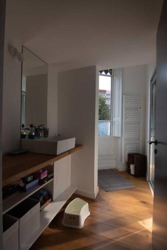- une cuisine avec un évier et un miroir dans l'établissement Appartement Belfort - Centre - Métro - 6 pers, à Toulouse