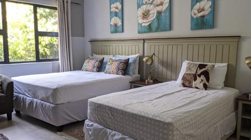 Ένα ή περισσότερα κρεβάτια σε δωμάτιο στο Sunbirds Chobe Hotel