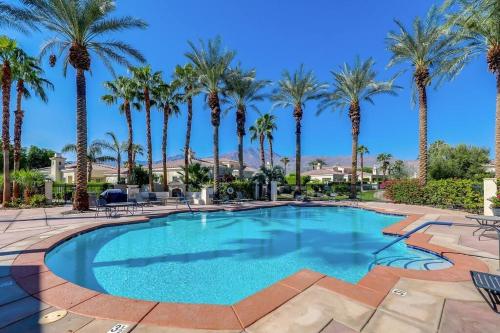 Cheerful 2 bedroom home in a quiet gated community