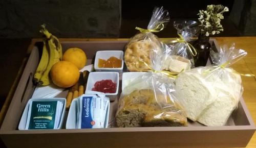 eine Kiste mit Lebensmitteln verschiedener Art in der Unterkunft Cabañas Sixilera in Huacalera