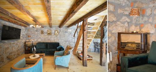 salon z drewnianym sufitem i schodami w obiekcie Rustic house Pojata w mieście Njeguši