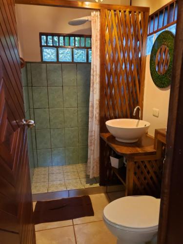 Kylpyhuone majoituspaikassa Pachamama Jungle River Lodge - Punta Uva