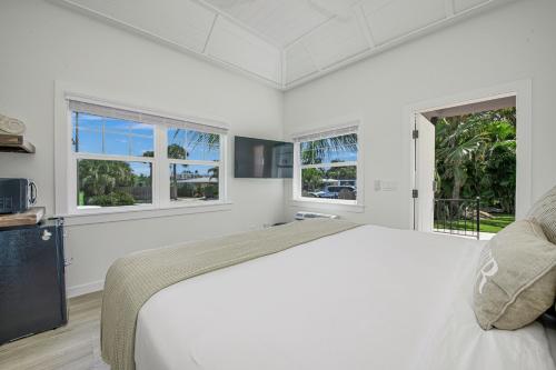 威尼斯Casey Key Resorts - Beachfront的一间白色卧室,配有床和2个窗户