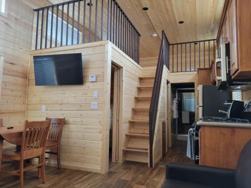 ein kleines Haus mit einem TV an der Wand in der Unterkunft 073 Tiny Home nr Grand Canyon South Rim Sleeps 8 in Valle