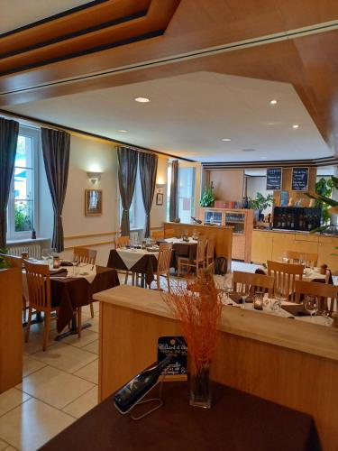 une salle à manger avec des tables et des chaises dans un restaurant dans l'établissement Auberge d'Etoy, à Rolle