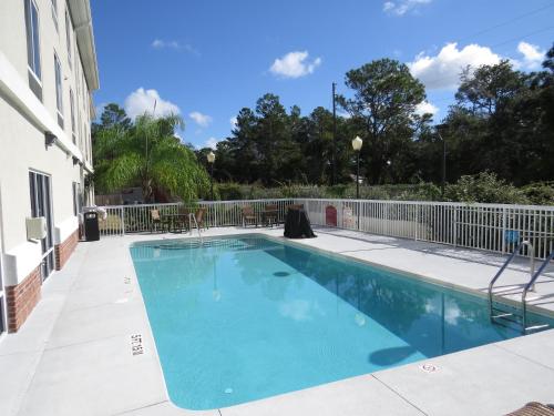 a swimming pool in the middle of a building at Holiday Inn Express & Suites Spring Hill by IHG in Spring Hill