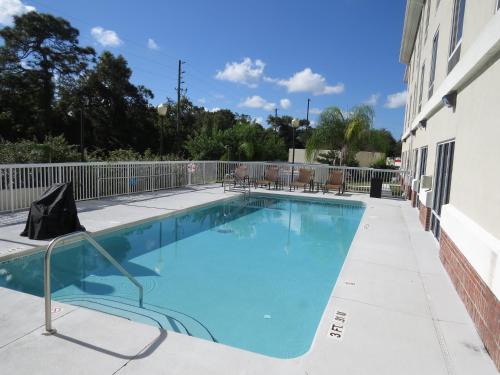 a swimming pool in the middle of a building at Holiday Inn Express & Suites Spring Hill by IHG in Spring Hill