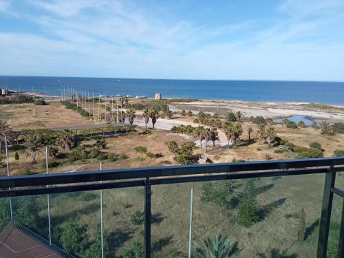 widok na plażę z balkonu apartamentu typu condo w obiekcie Veneziola Amazing Views w mieście La Manga del Mar Menor