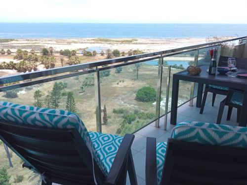 balcón con mesa, sillas y vistas al océano en Veneziola Amazing Views, en La Manga del Mar Menor