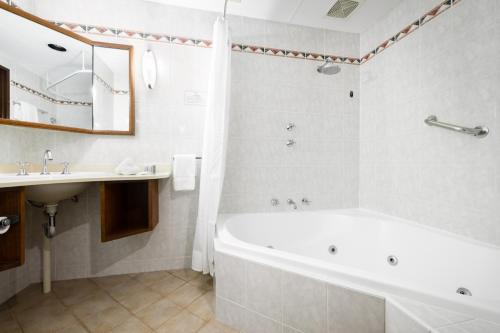 Un baño de Adelaide Inn