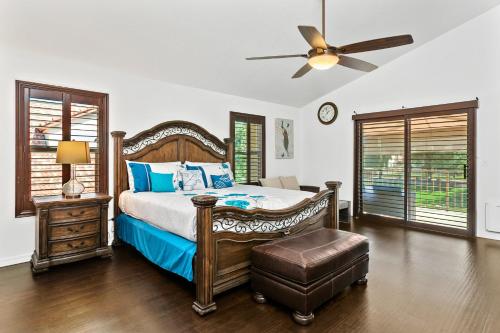 - une chambre avec un lit et un ventilateur de plafond dans l'établissement Aspen Adventure, à Avondale