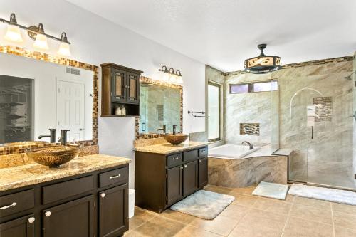 La salle de bains est pourvue de 2 lavabos, d'une baignoire et d'une douche. dans l'établissement Aspen Adventure, à Avondale