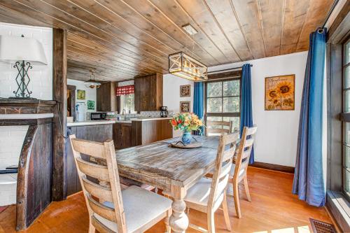 a kitchen and dining room with a wooden table and chairs at Brighton Sunflower Chalet in Brighton