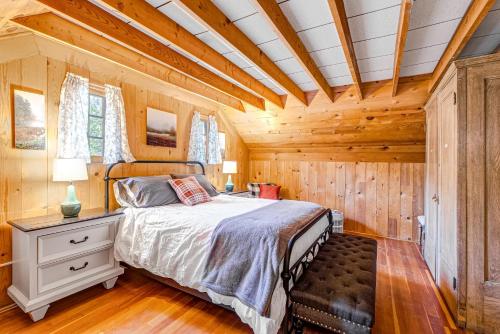 1 dormitorio con 1 cama en una cabaña de madera en Brighton Sunflower Chalet, en Brighton