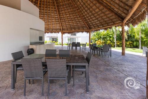 an outdoor dining area with a table and chairs at Villa Ana Lucía. in Playa del Carmen