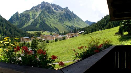 a view of a valley with a mountain at Brücklmeier Ferienwohnungen in Gargellen