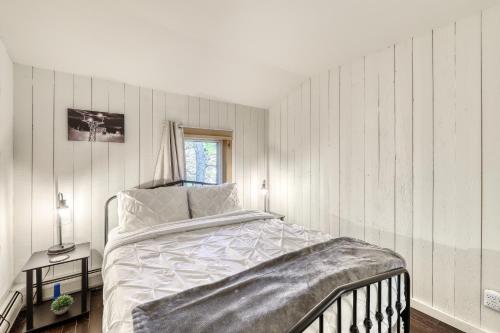 a bedroom with a bed and a window at Jay Chalet in Jay