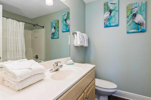 een badkamer met een wastafel en een toilet bij Crystal Shores III in Gulf Shores