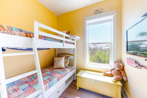 a bedroom with two bunk beds and a window at Windmark - Sunset by the Bay in Highland View