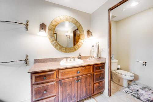 y baño con lavabo y espejo. en Terra Cotta Townhouse, en Carefree