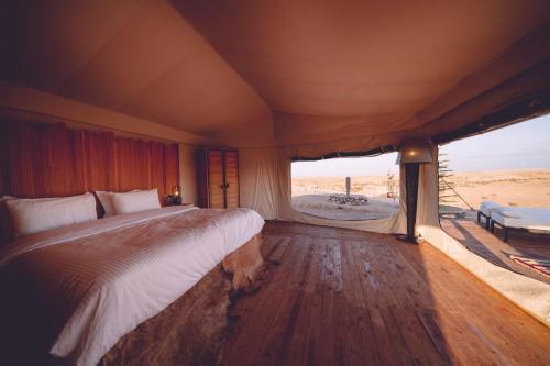 Dar Inacamp : غرفة نوم بسرير ومنظر صحراوي