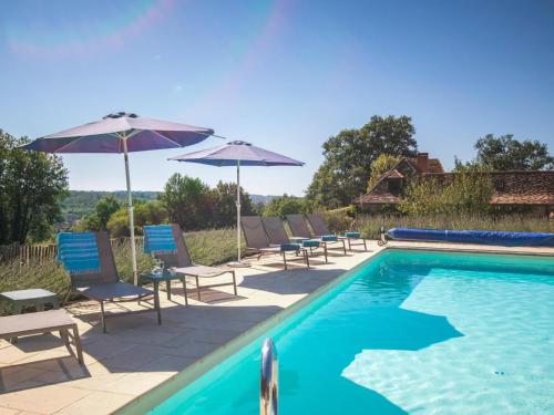 une piscine avec chaises et parasols dans l'établissement Gapard Total 18, à Issac