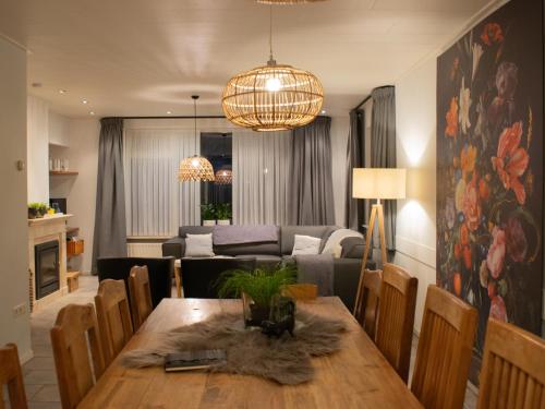 een woonkamer met een tafel en een bank bij By Romme in Diessen