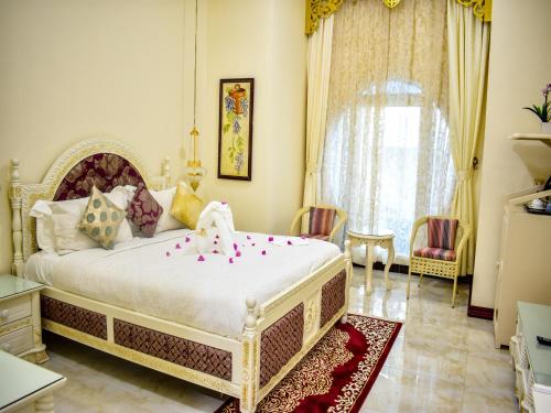Postel nebo postele na pokoji v ubytování Madinat Al Bahr Business & Spa Hotel