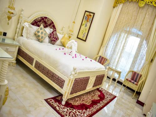 Postel nebo postele na pokoji v ubytování Madinat Al Bahr Business & Spa Hotel